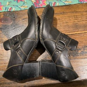 Born zip up heel booties 8 1/2 black